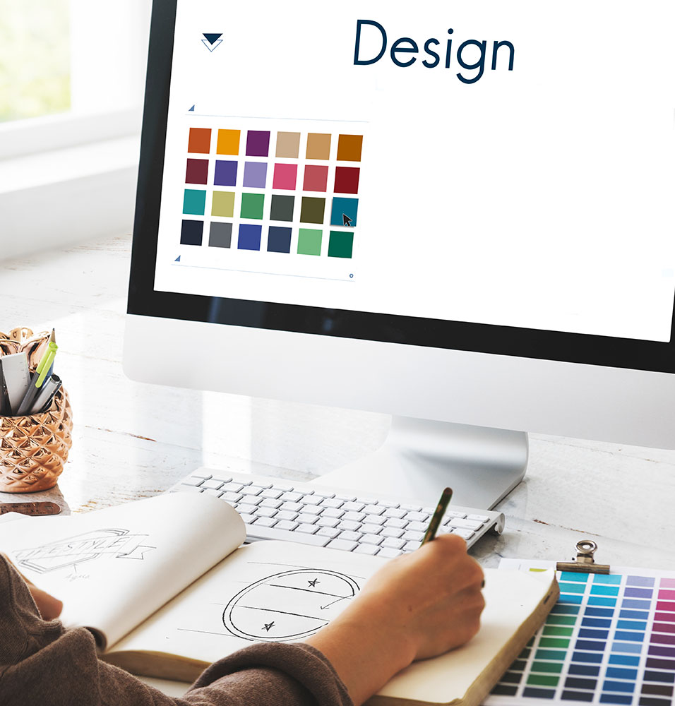 Logo Checkliste. Bildschirm auf dem Design steht. Ein Arm der auf einem Block eine Skizze macht.